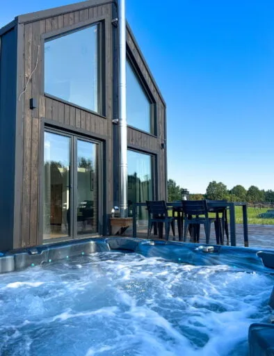 Całoroczne jacuzzi przy domku na Kaszubach