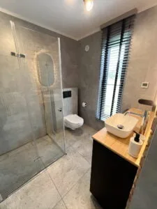 Łazienka z prysznicem 90 cm i drewnianym blatem