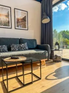 Sofa w salonie z widokiem na taras