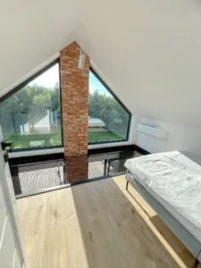 Antresola z siatką i widokiem na łąkę