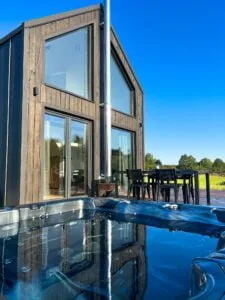 Całoroczne jacuzzi przy domku na Kaszubach