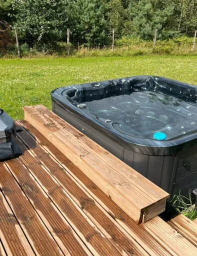 Widok domku i tarasu o zmierzchu