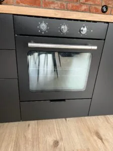 Piekarnik w wyposażonej kuchni