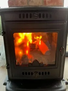 Płonący kominek w salonie