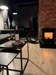 Wieczorny salon z płonącym kominkiem