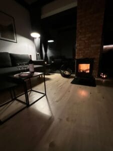 Kominek i sofa w salonie wieczorem