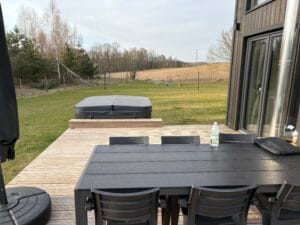 Jacuzzi i stół na tarasie przy domku